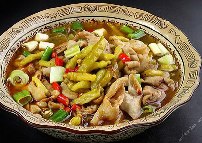 肥肠滋糯爽口,酸菜鲜香开胃,酸菜烧肥肠的烹制方法