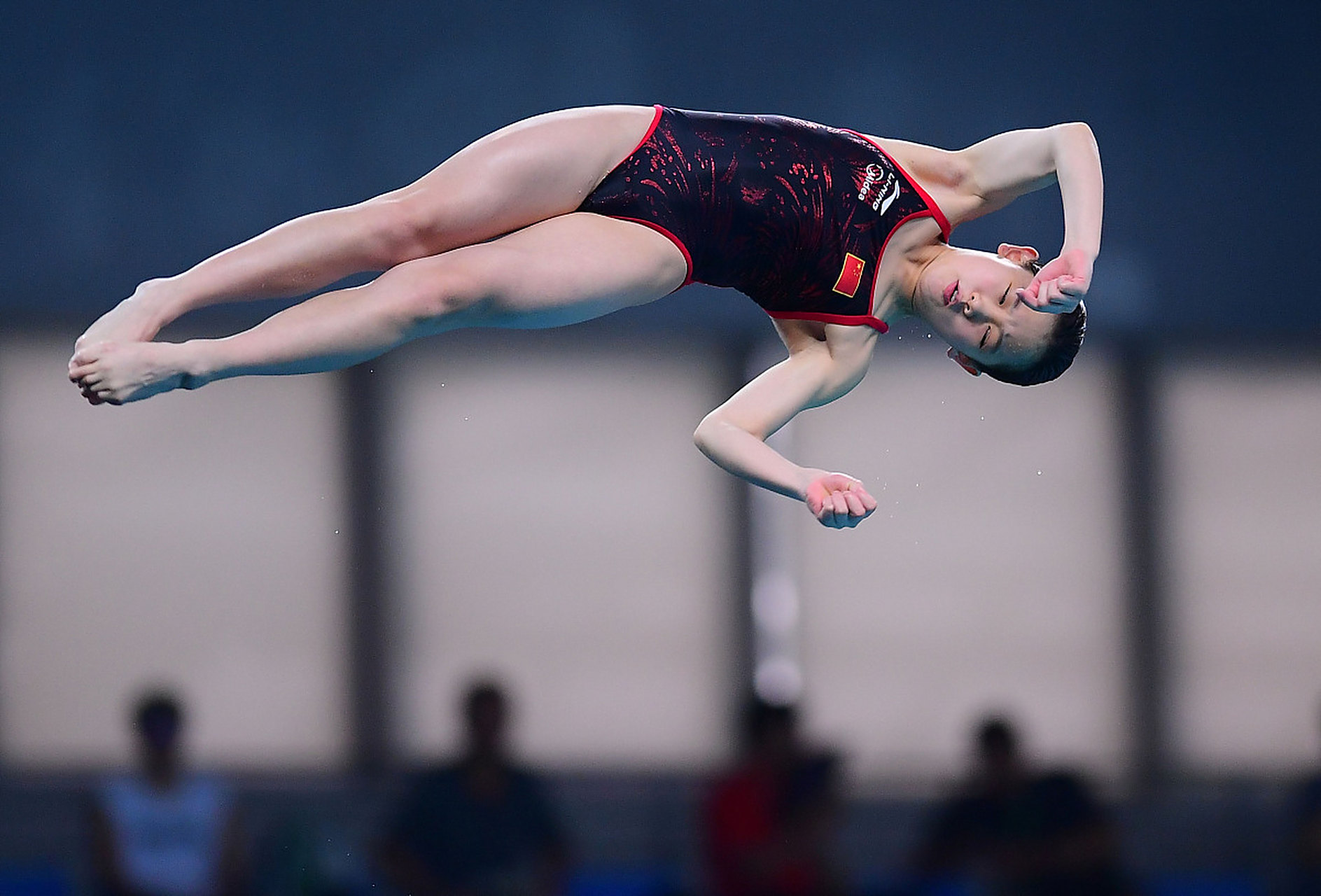 壮丽"水花消失术":张家齐掌敏洁十米台夺金  成都大运会的跳水比赛中