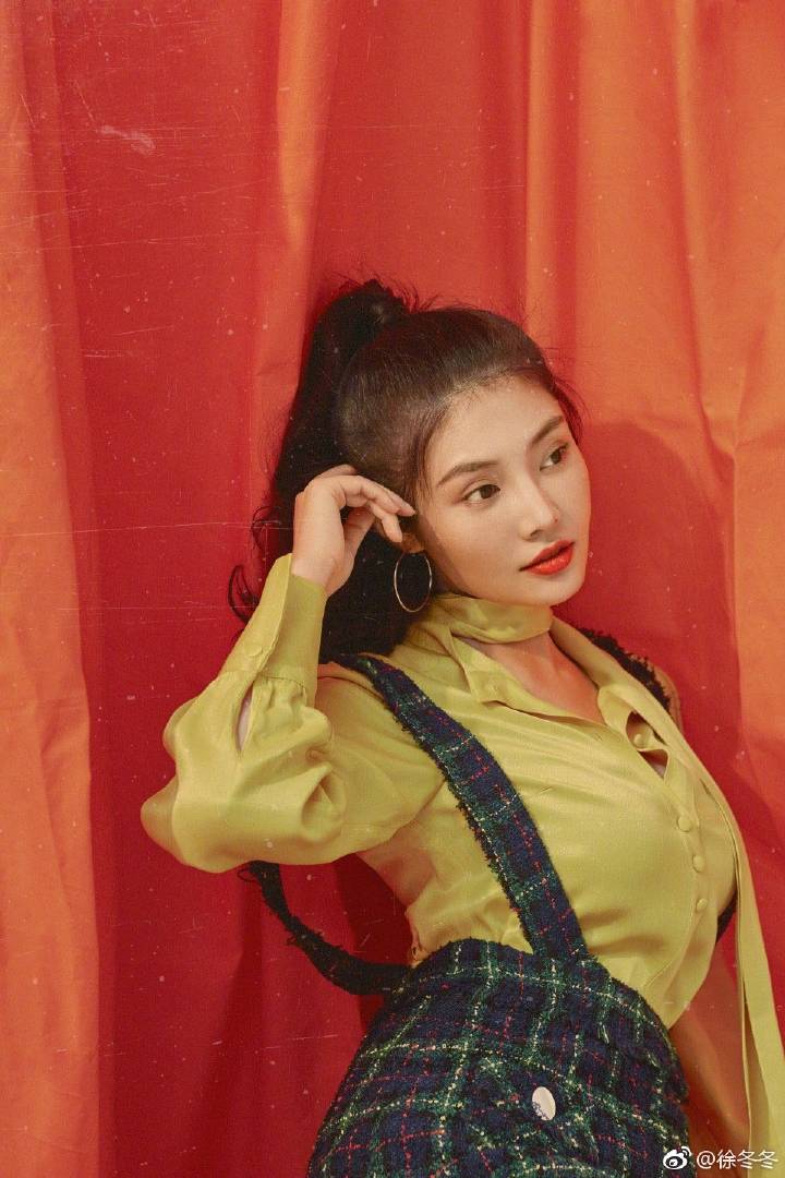 侧头美拍,冷艳魅惑.