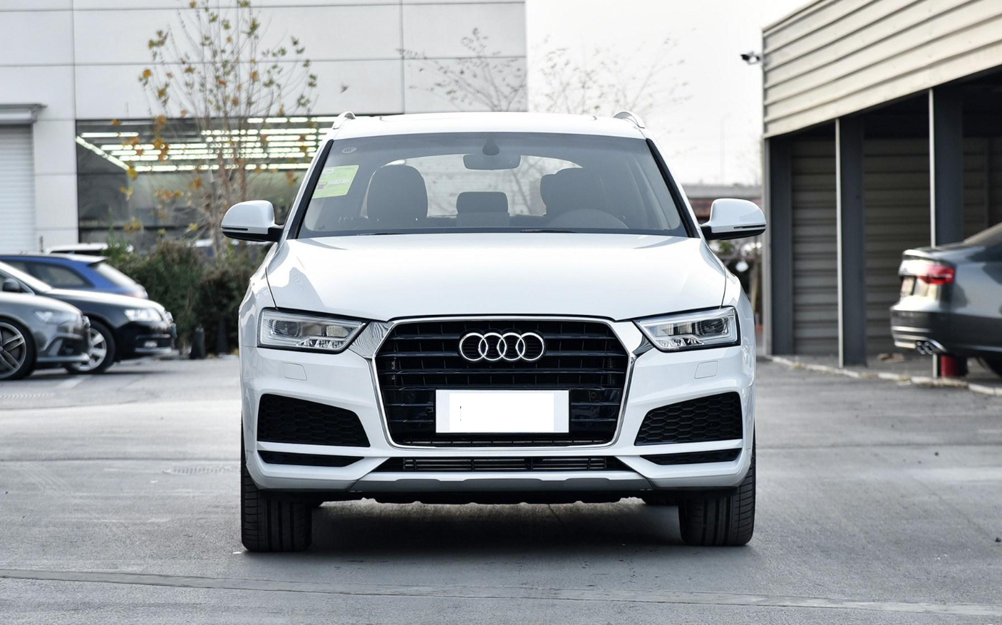 车身侧面,新车采用了动感腰线设计,使得整车看起来更加具有力量感