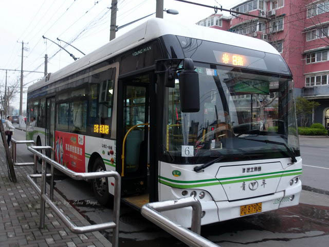 37,2016年8路三门路市光路往松潘路杨树浦路方向站牌.