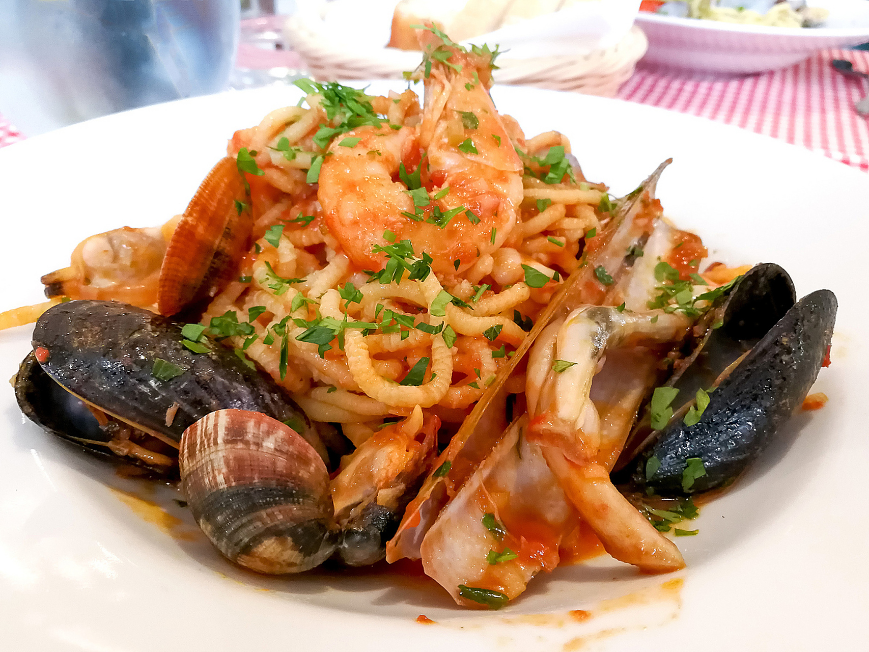 韩国的海鲜炒年糕(seafood stir-fried rice cake)是一道融合了丰富