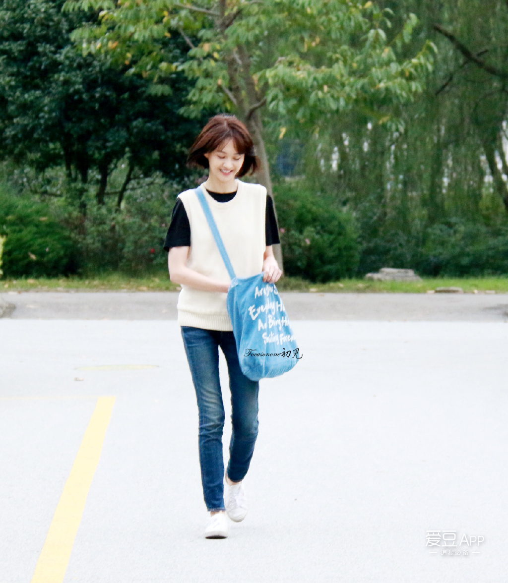 论高颜值爱豆如何完虐众人 且看郑爽那藏不住的大长腿