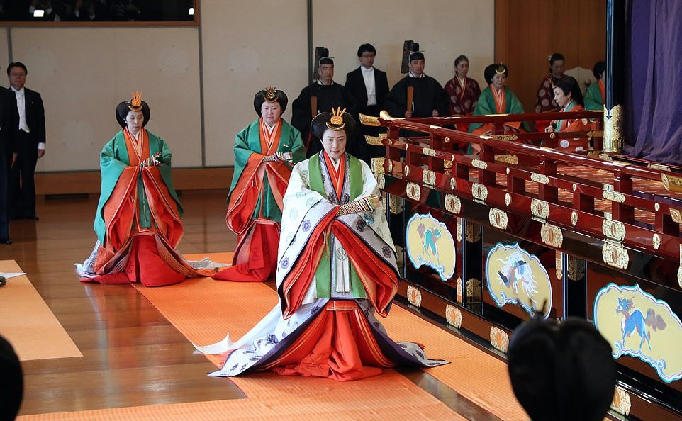 日本雅子皇后再穿隆重"十二单"!雍容华贵有气场,终于放开笑了