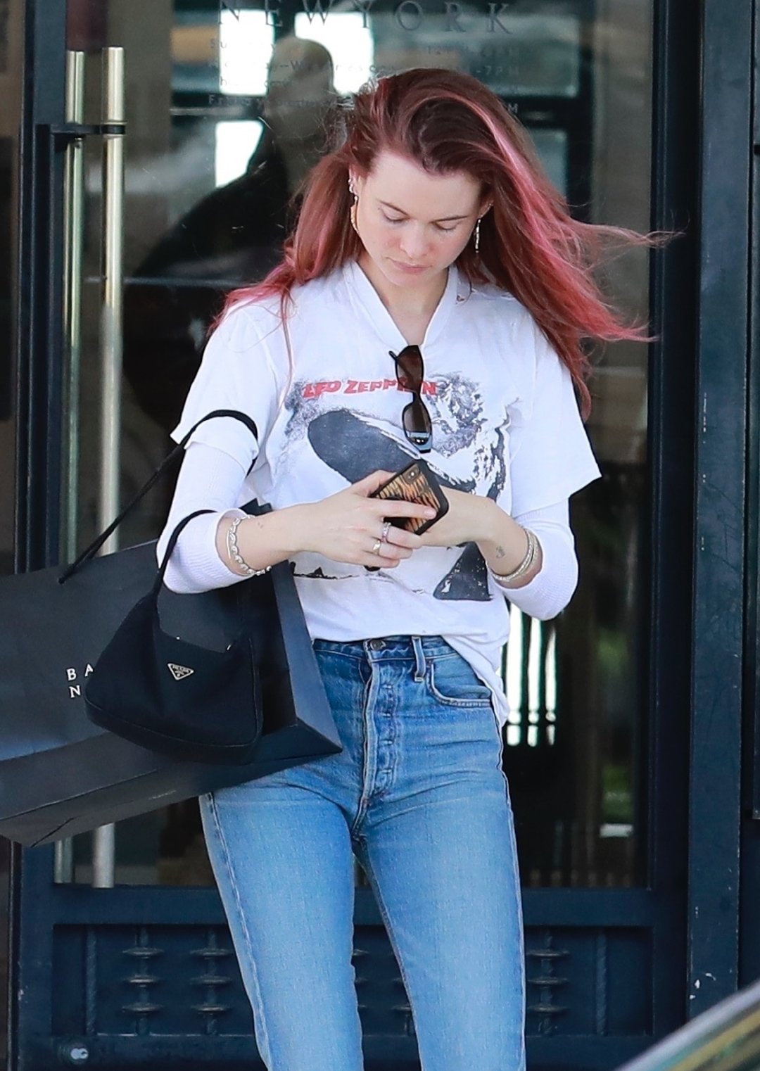 超模贝哈蒂·普林斯露(behati prinsloo)带着女儿在贝弗利山的barneys