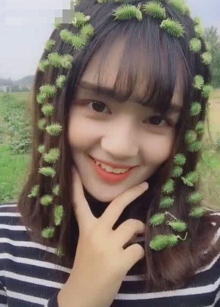 "可爱虎牙"小姐姐爆红!苍耳发型引人瞩目,网友:搓搓更完美!
