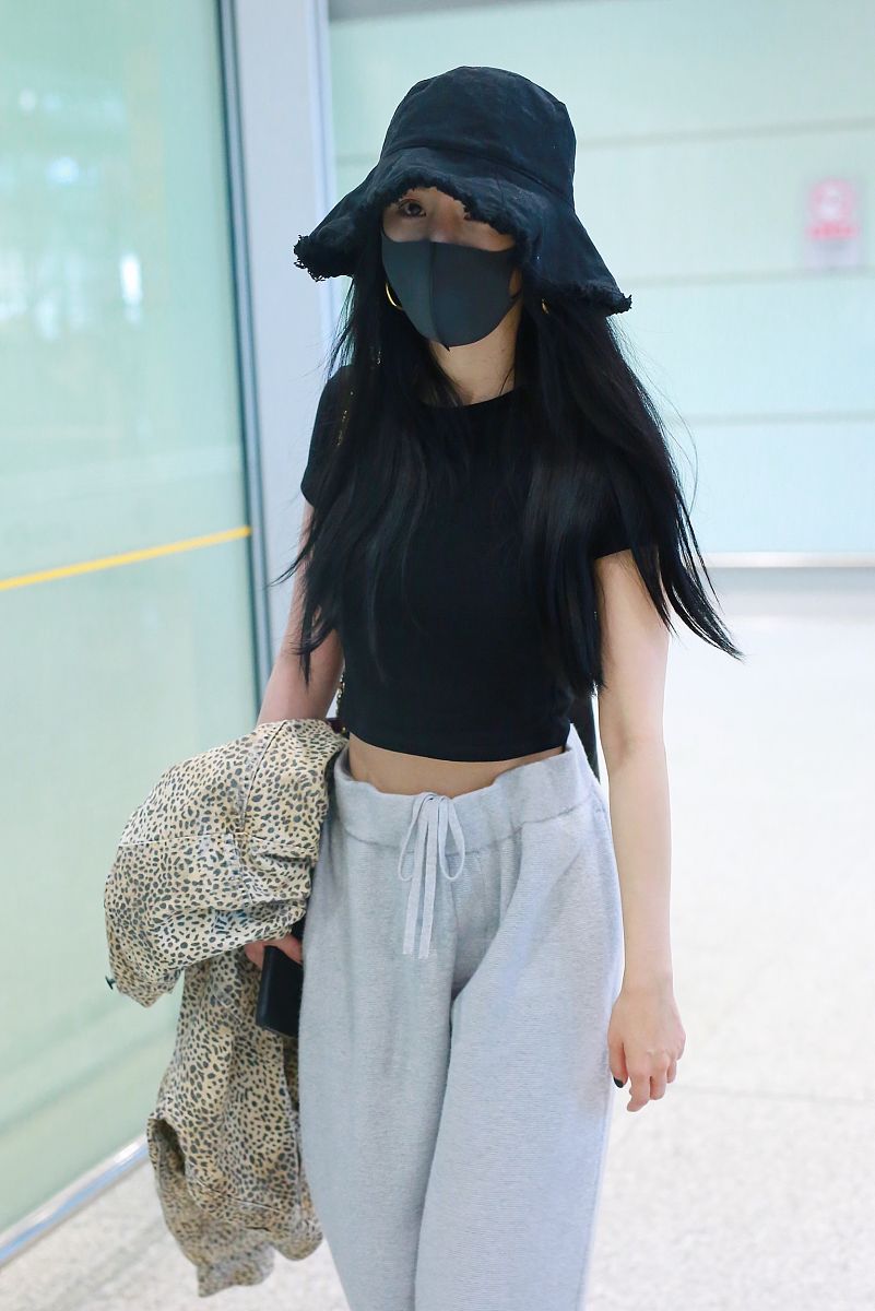 杨幂街拍:露脐t恤运动裤yeezy 700老爹鞋 chanel托特包简约舒适