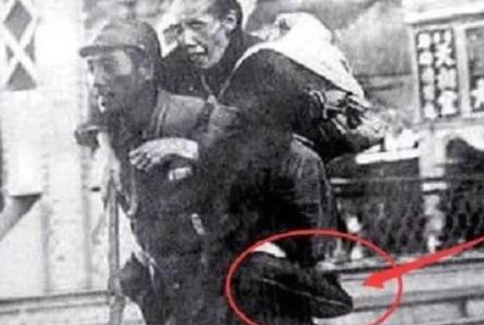 日本鬼子不敢公开的老照片:将小孩残忍杀害,图2把老太太脚打断