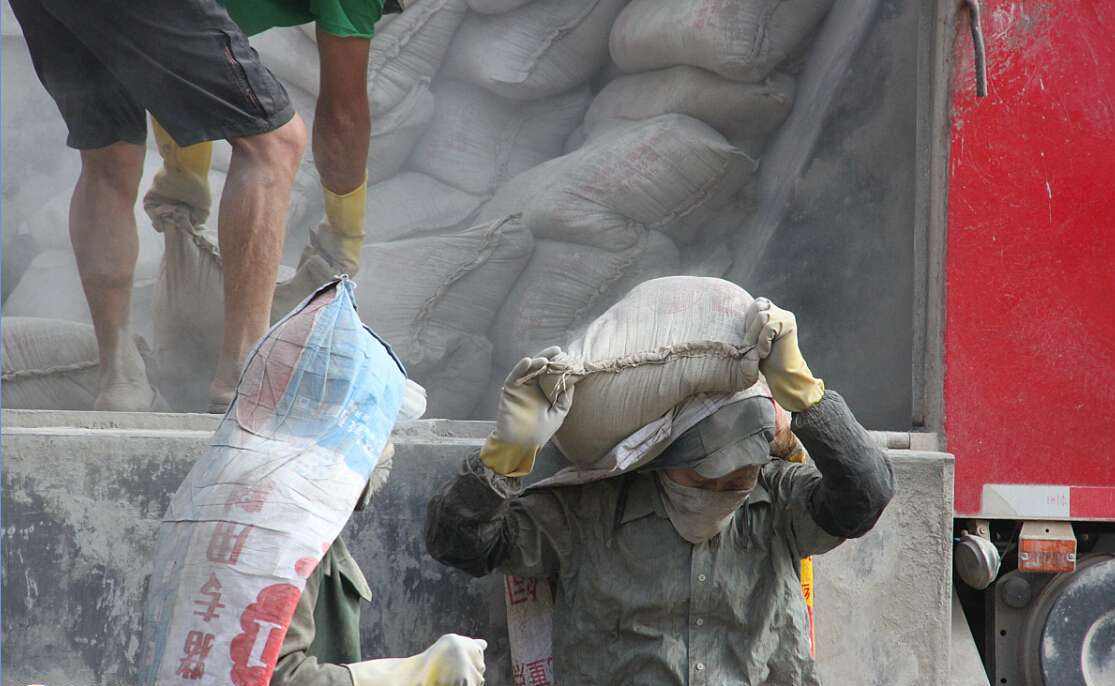 在农村,有些农民"拚命"干活挣钱,难道不知道健康的重要吗?