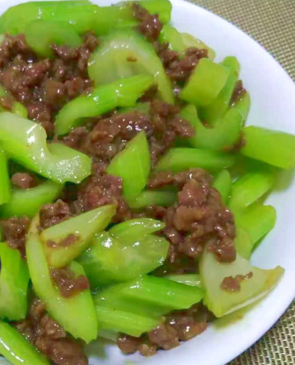 芹菜翠绿清香,牛肉鲜嫩可口,荤素搭配香而不腻,每次都吃不够!