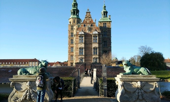 罗森堡宫俗称玫瑰堡宫,它见证了丹麦的发展历史