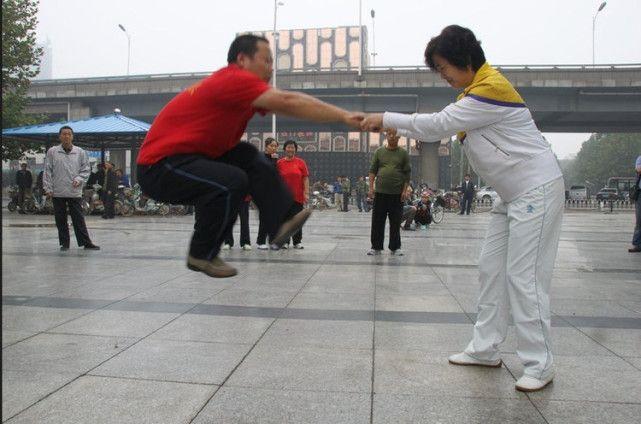 李连杰师弟出手,"太极大师"被逐出师门,网友:你真是个人才!