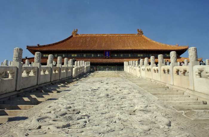 这块云龙阶石,六百年来一直静静的躺在故宫里,有数十位皇帝从它的身上