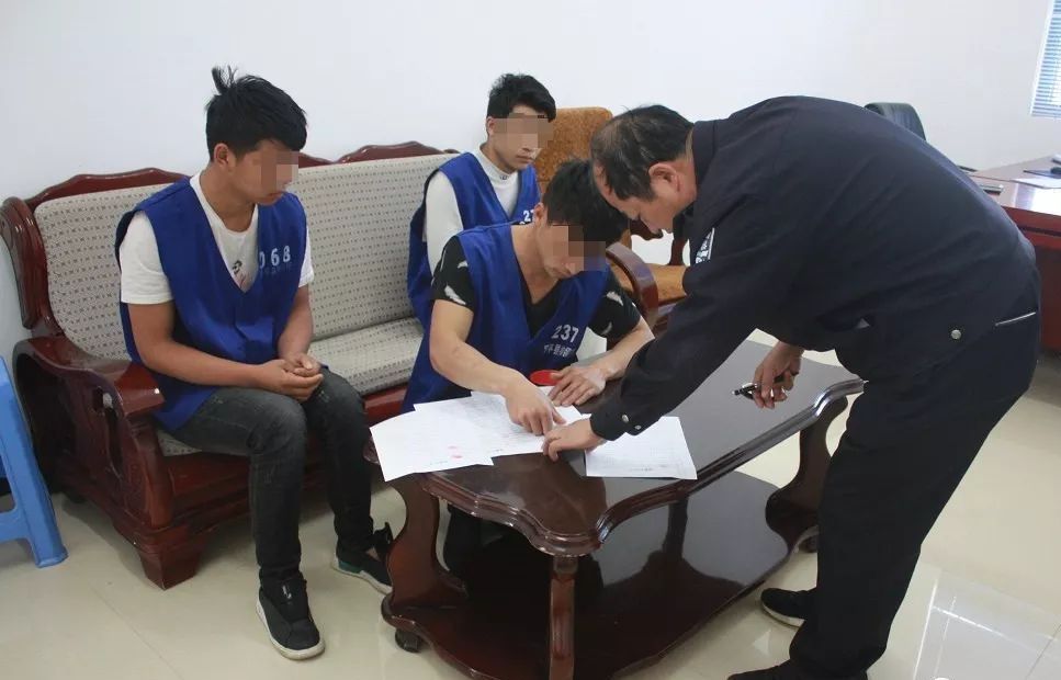 曲靖罗平三男子殴打他人被拘,拘留所内握手言和,咋地啦?这是