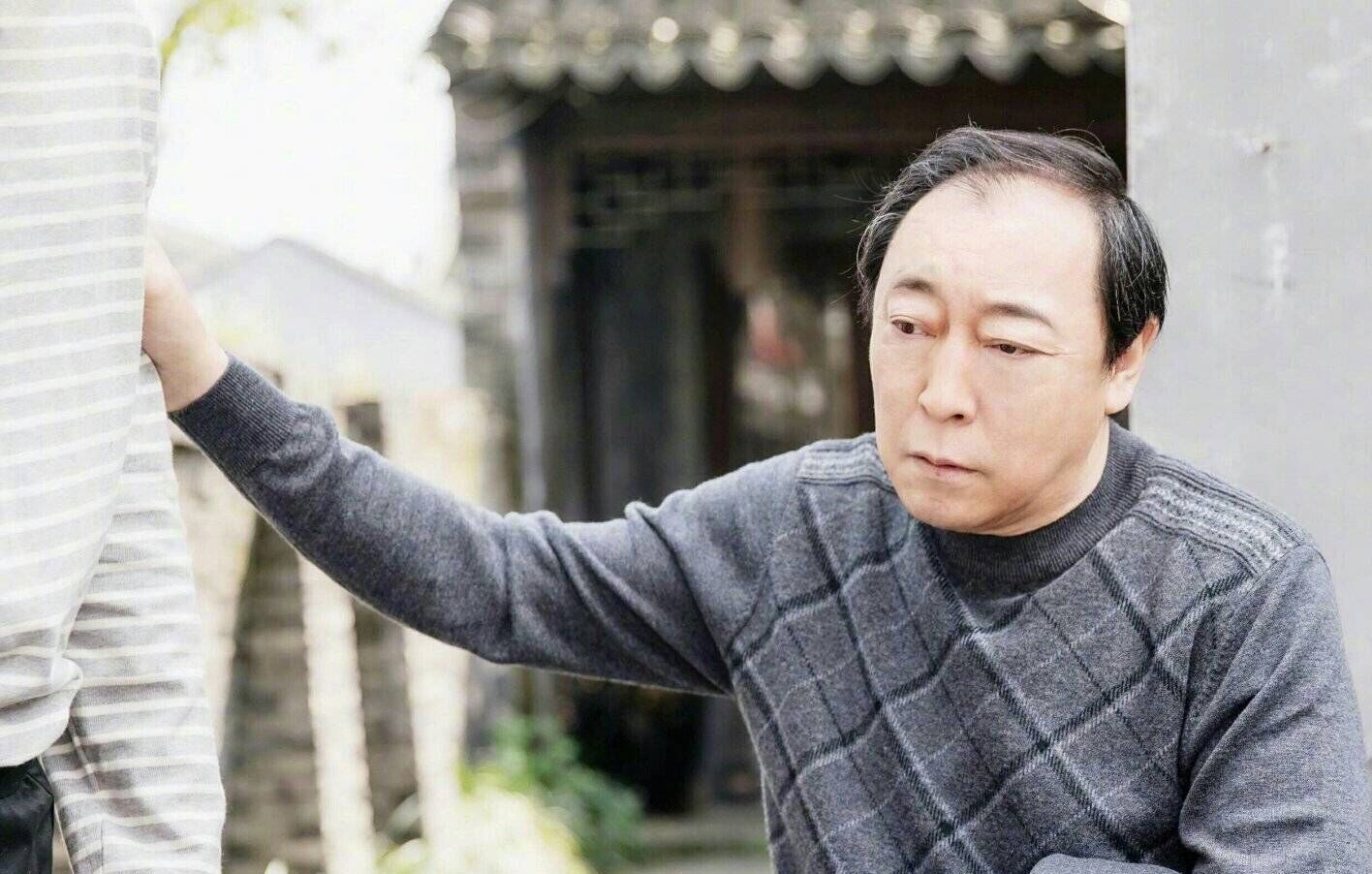 中年实力派演员竟然掀起网友们的修图热潮,并上热搜,原因竟是