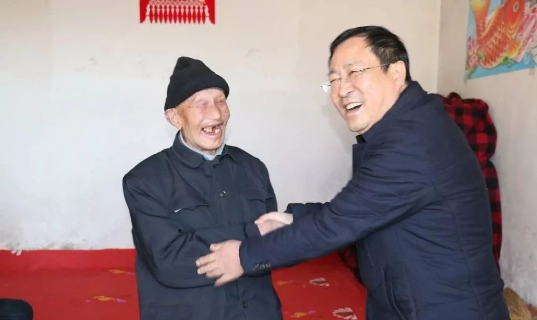 旗委书记李浩楠到林东镇进行慰问调研