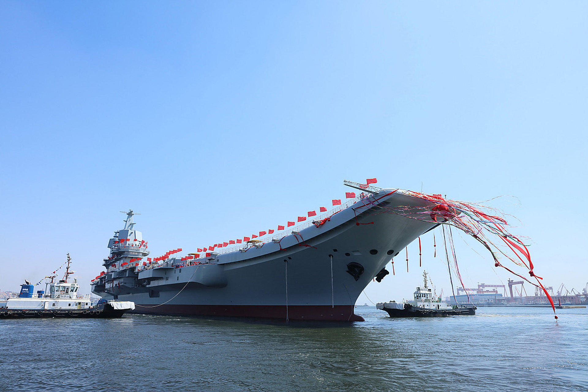 我国的第一艘航空母舰辽宁号于2012年正式加入人民海军服役,被认为是
