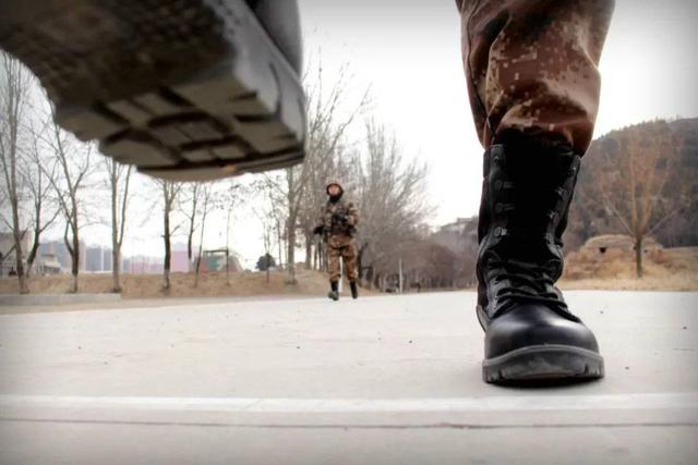 换鞋了,兵哥哥新式作战靴来了,不捂脚,质地软