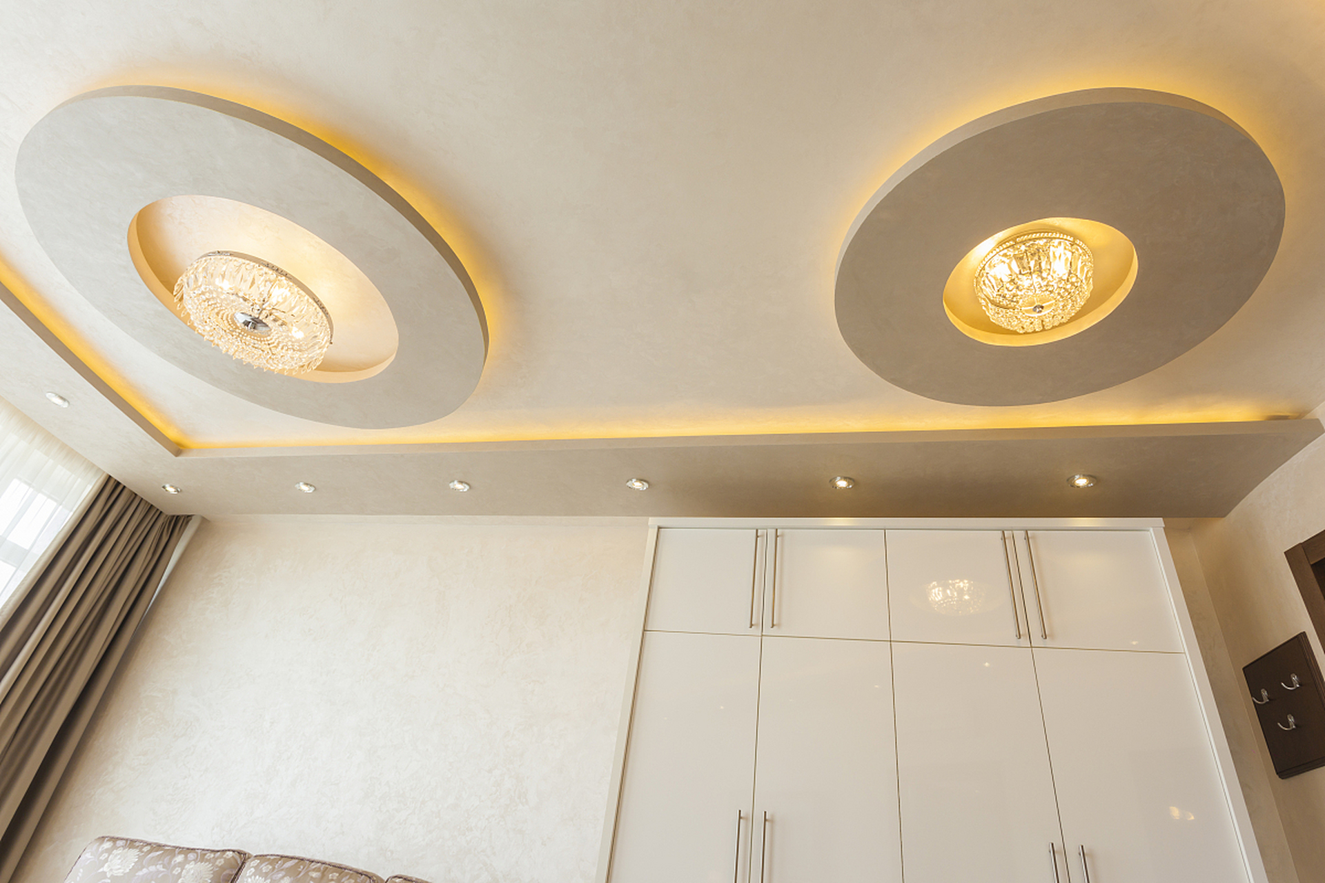 集成吊顶灯的安装包括定位打孔,安装吊件,连接电源线,安装灯具和调试