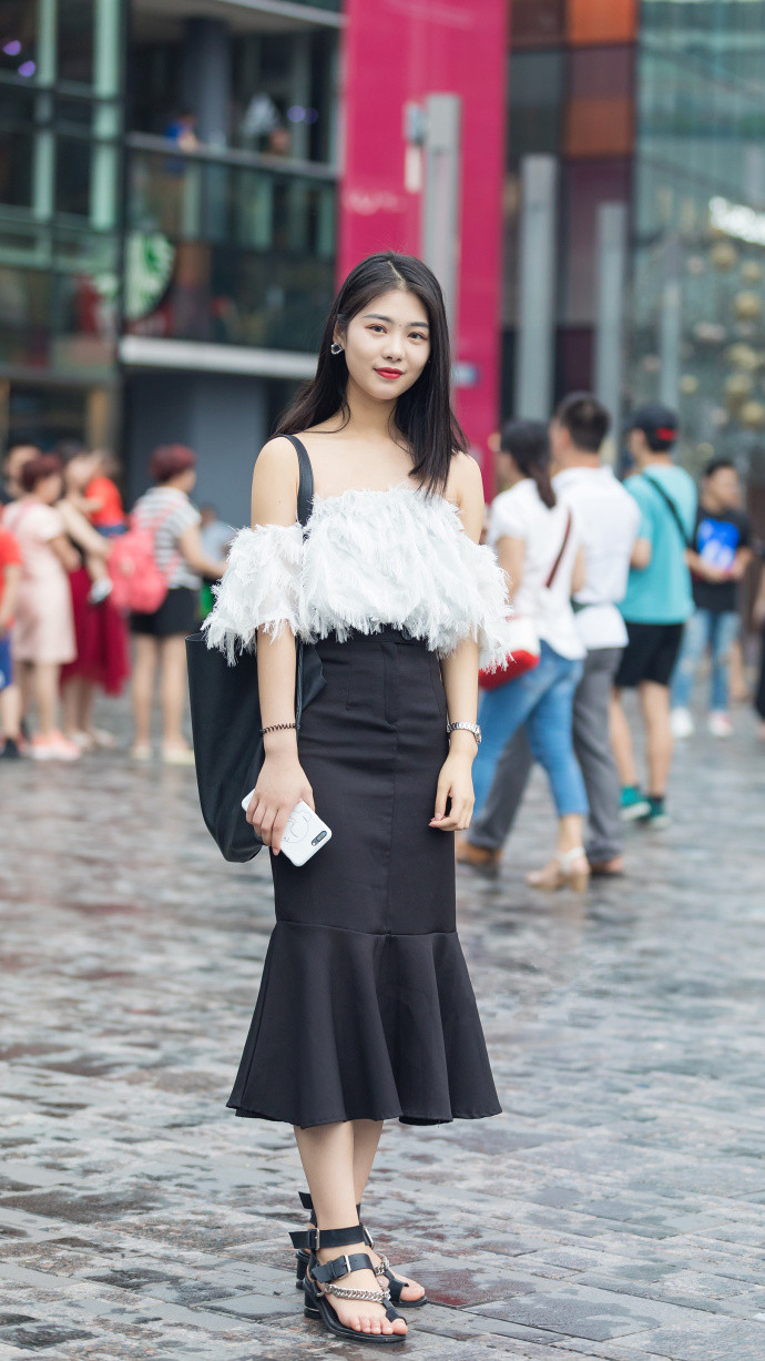 街拍:小姐姐这露肩连身裙真是相当有仙气,看起来太美!
