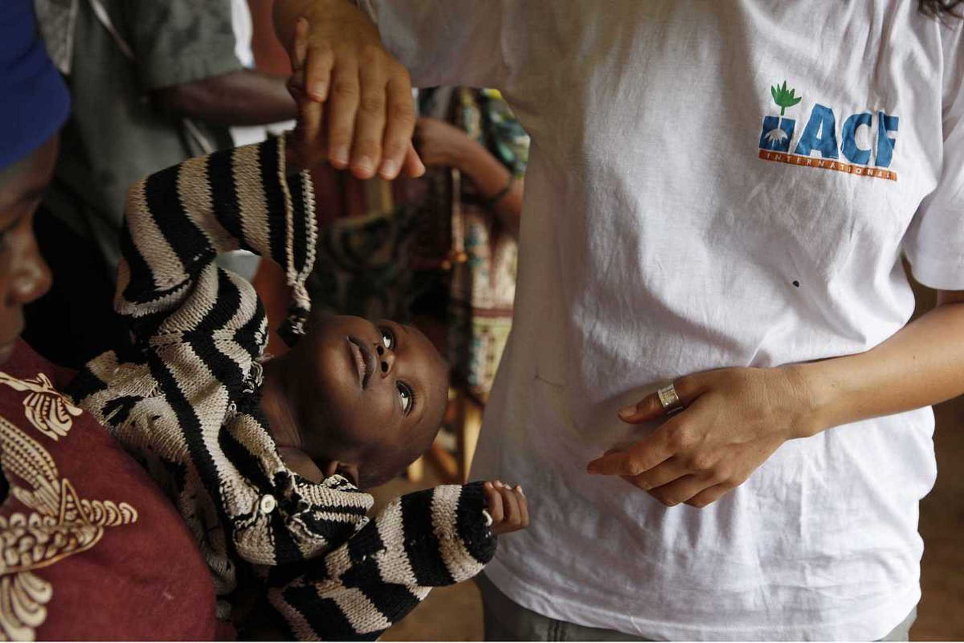 割礼是一种残忍的习俗,在印度教和伊斯兰教中普遍存在.