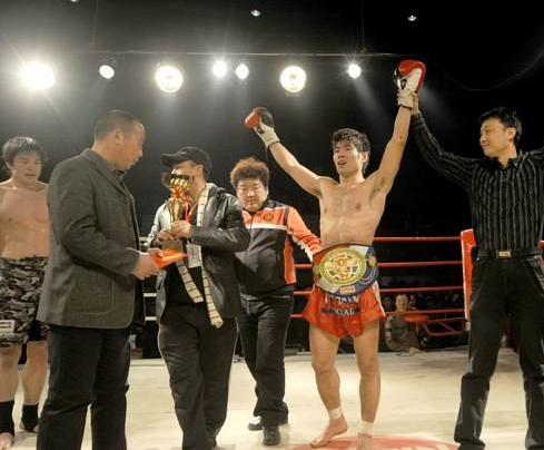 武林风:还记得wlf"神腿"洪光吗,从业余打到职业的冠军拳王!