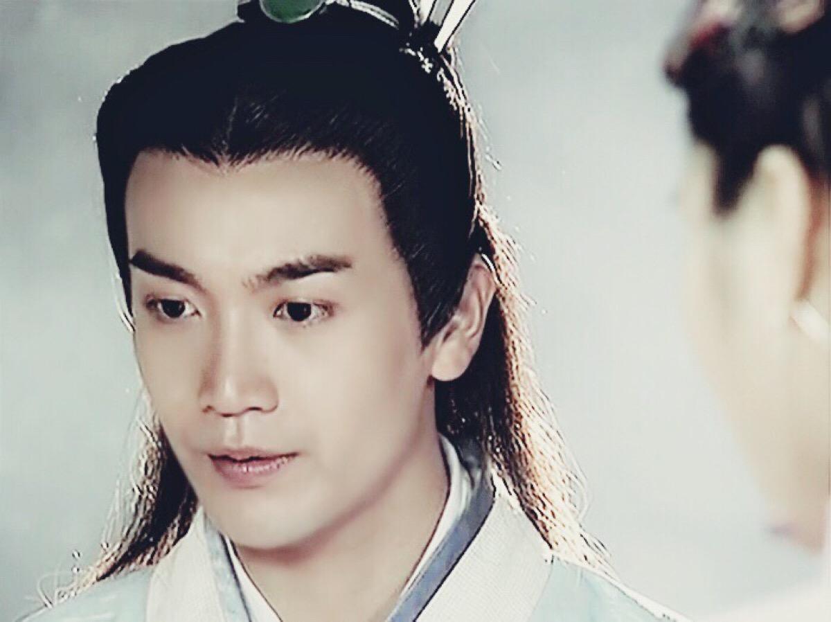 张智尧年轻时颜值巅峰,后来在《三生三世十里桃花》中饰演上神折颜,也