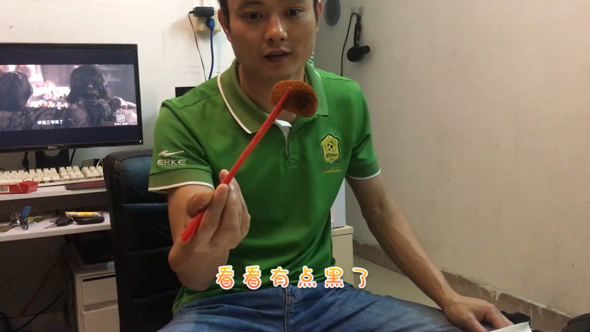 小洲在家自己炸馒头吃,好吃是好吃,就是容易上火