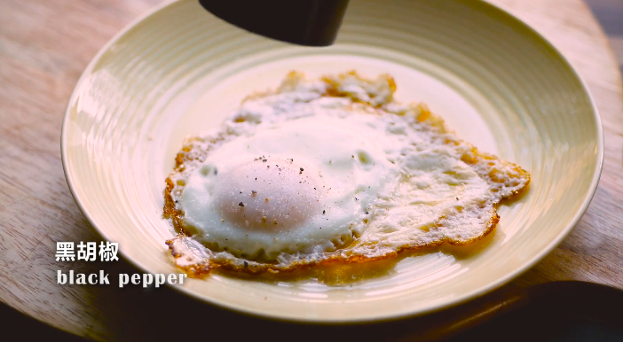 煎溏心蛋 用这个方法煎的鸡蛋外围焦酥 内心柔软