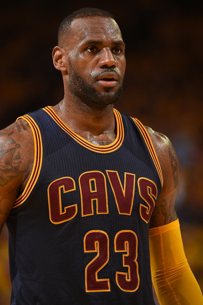 勒布朗·詹姆斯,篮球场上的巨星!