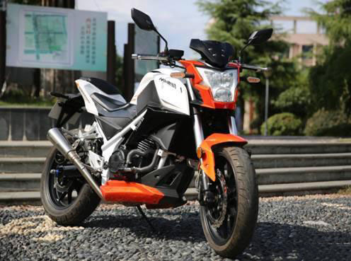 这款街车350cc,双缸水冷,声音浑厚,仅售16500元