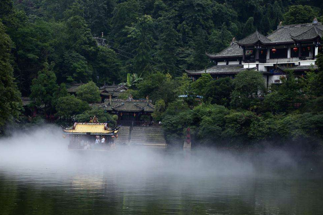 青城山绚丽美景,皆在后山泰安古镇,游人可欣赏溪水石上流的美景