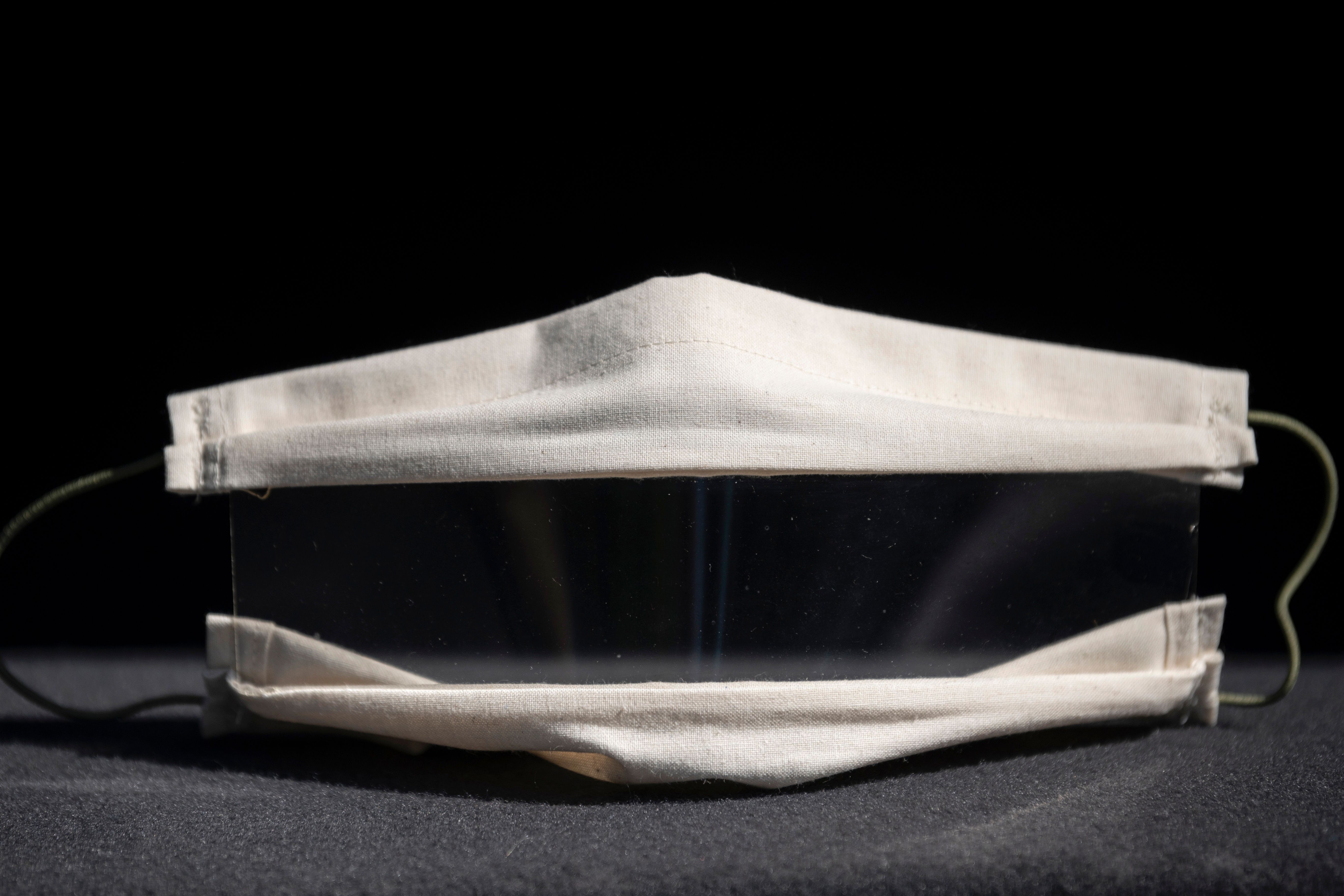 防护读唇两不误 法设计师为听障人士设计特殊口罩