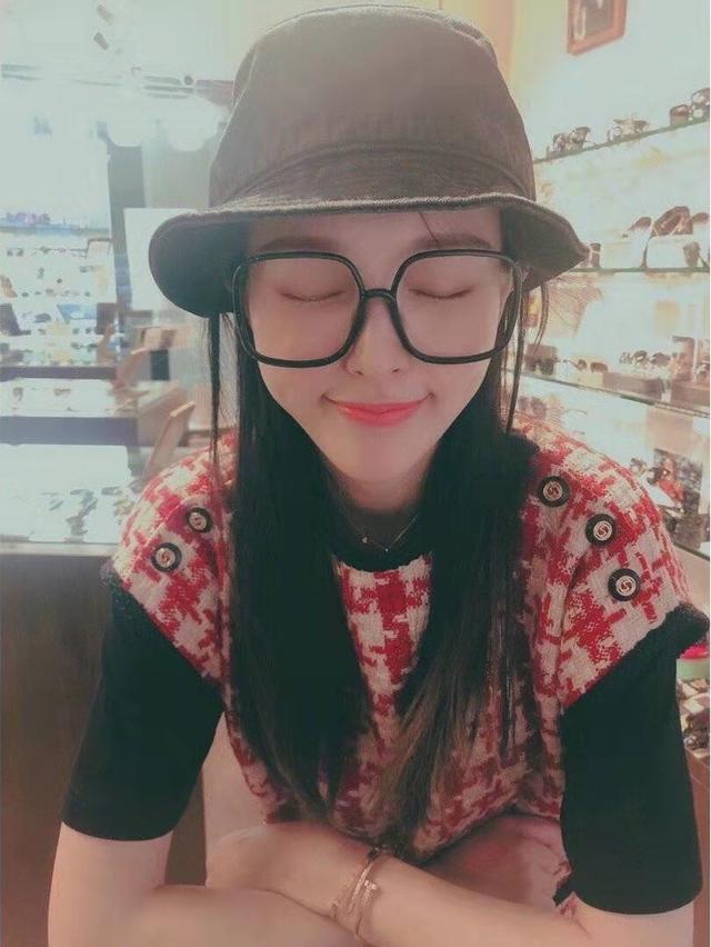 唐嫣挺着大肚子也能上杂志封面,身材纤细,长腿袜脱一半韵味十足