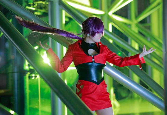 图片中还原的角色是莉安娜,coser的身材十分好,而且服装和发型还原度