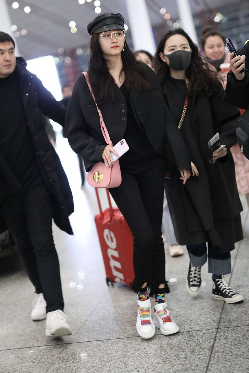 戴眼镜的关晓彤,颜值有被拉低一点点[左捂脸]!