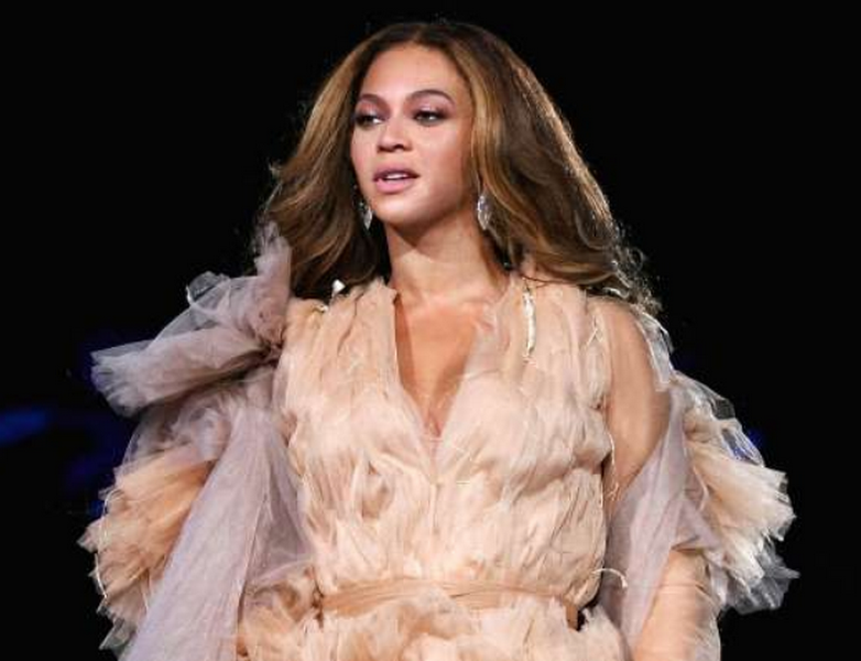 6月份,当歌迷们在碧昂丝和jay-z的《巡回赛ii》中播出的录像中露面时