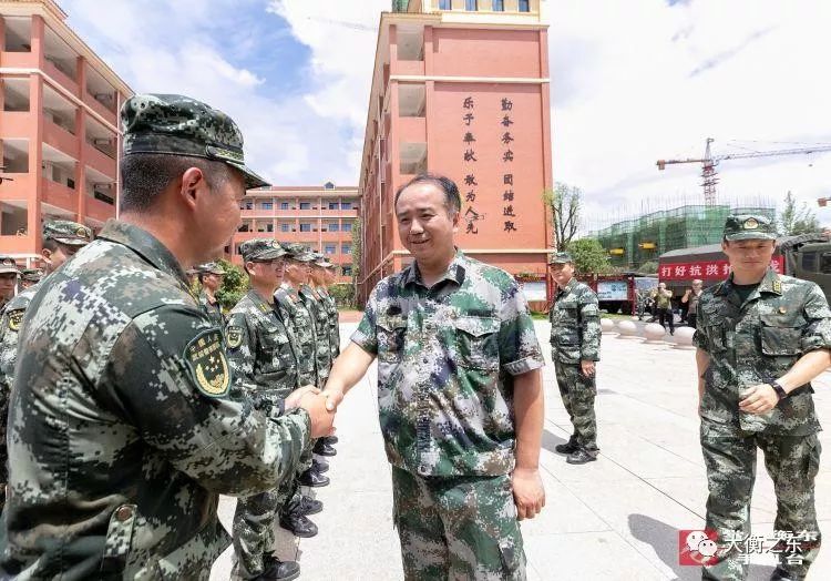 我县干部群众深情送别抗洪抢险部队官兵,徐志毅参加