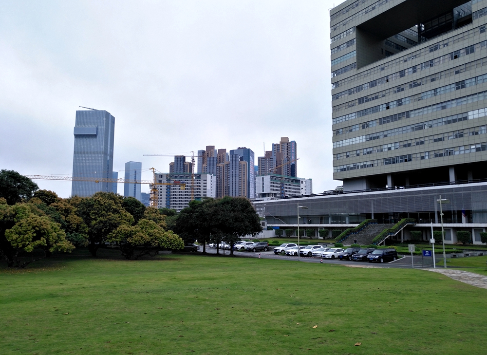 深圳是摩天樓之城,這在深圳大學的校園景觀可以看出來,圖中最高樓為