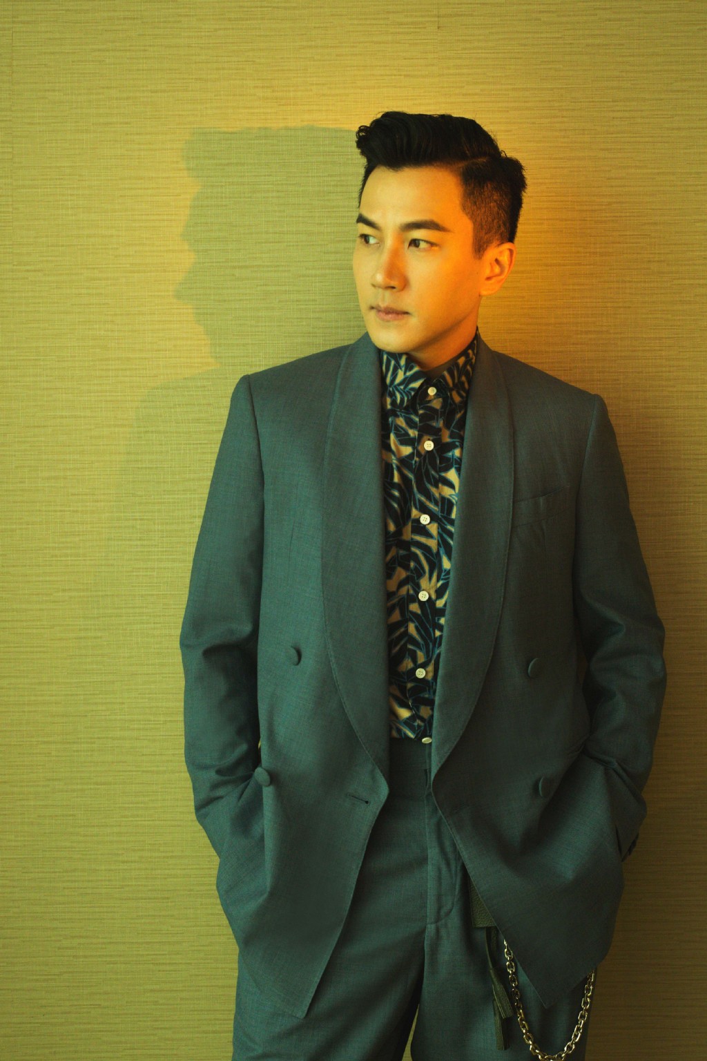 刘恺威厉害了,绿西服 运动鞋不够还配"链子",是帅气的刘叔叔