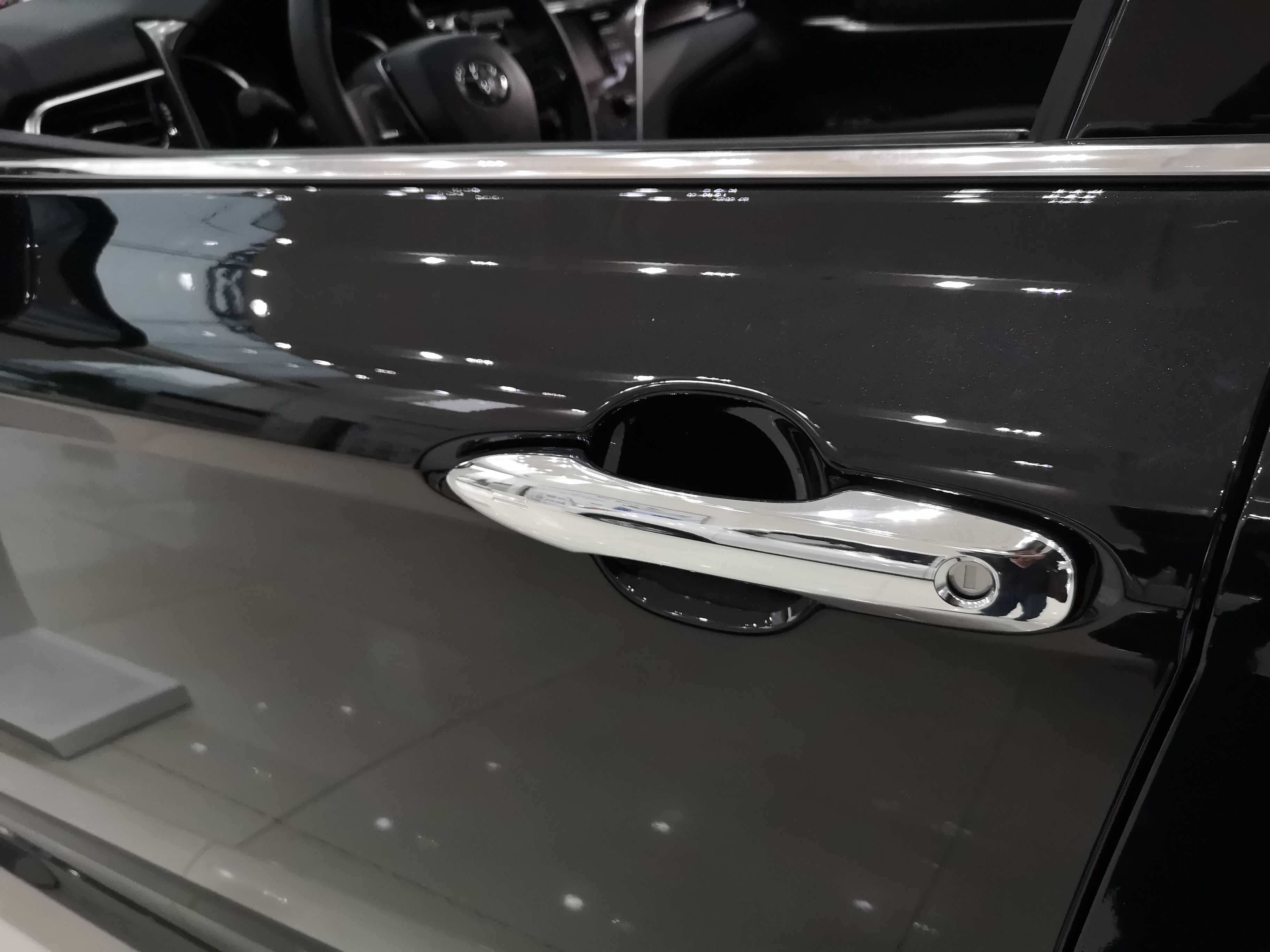 车门把手的设计还是经过精雕细琢的,小细节的处理很是到位.