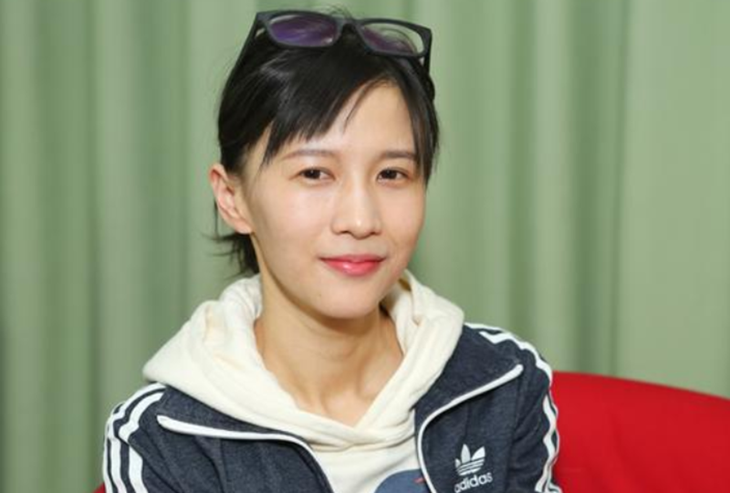 黑脸v,在视频中从来都没有漏过正脸,但是依靠才华火了起来!