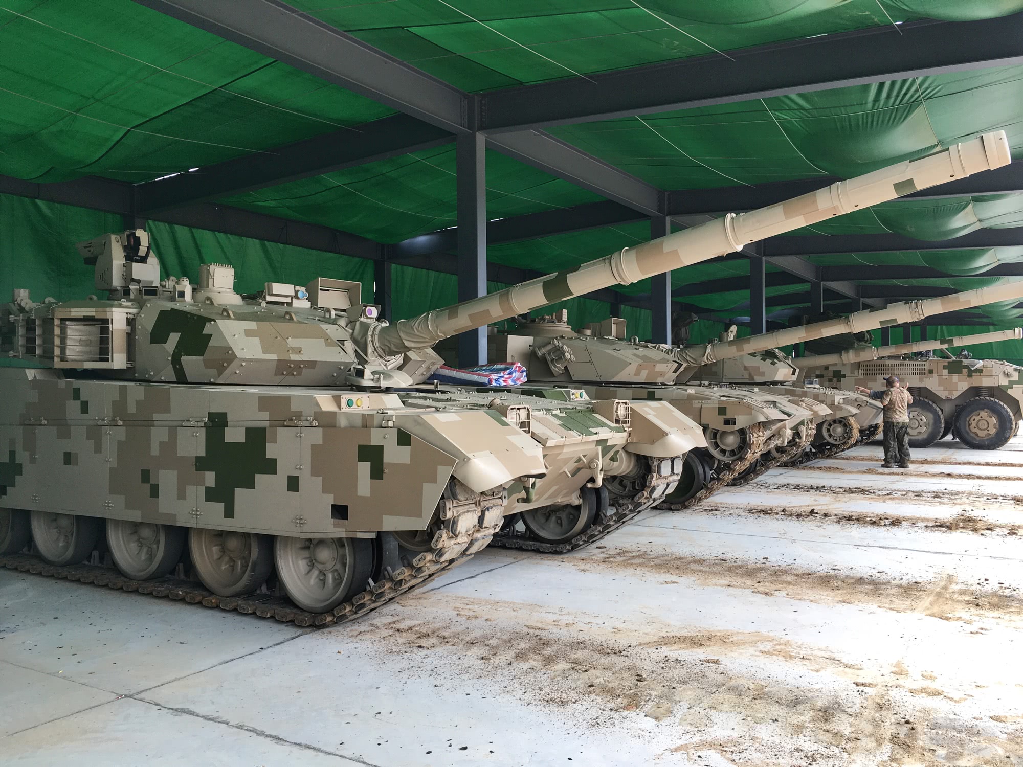 又是一批重型装备到达了珠海航展现场,各位军迷们有福了!