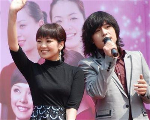 斯琴高丽犯错图片集锦 与顾峰两人携手合唱