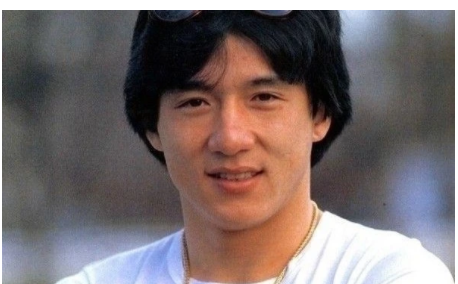 成龙早年剧照流出,单眼皮小眼青涩感十足,网友:原来割的双眼皮