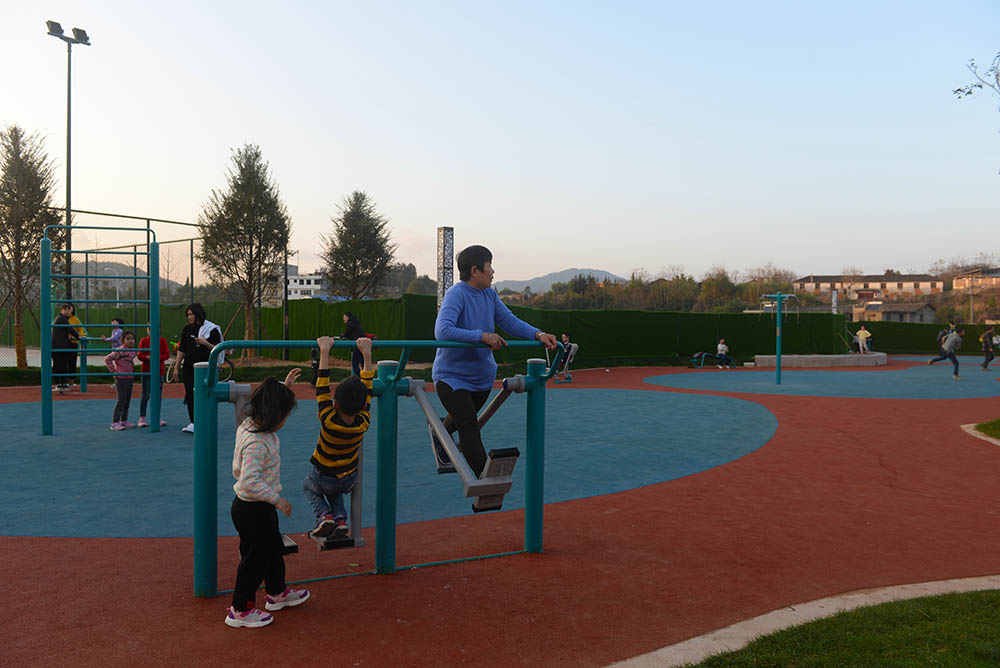 運動場位於公園最西端,由籃球場和健身器材運動場兩部分組成.