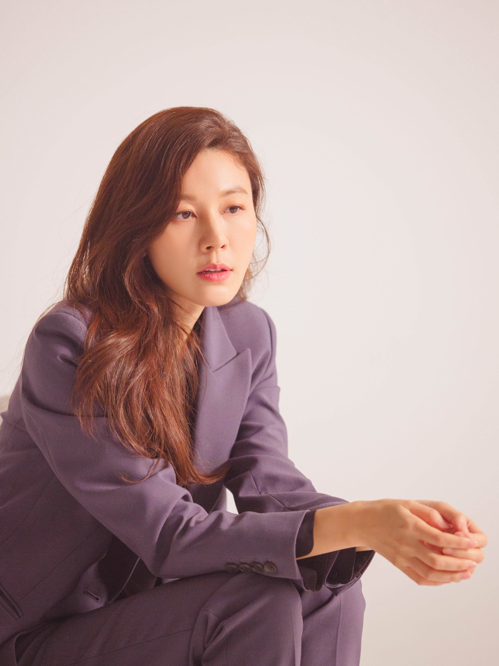 金荷娜ellekorea三月刊拍摄花絮图,气质欧尼温婉从容,个性飞扬