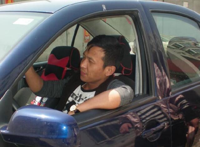从拖拉机到阿斯顿马丁,宋小宝的座驾告诉我们:他已是人生赢家!