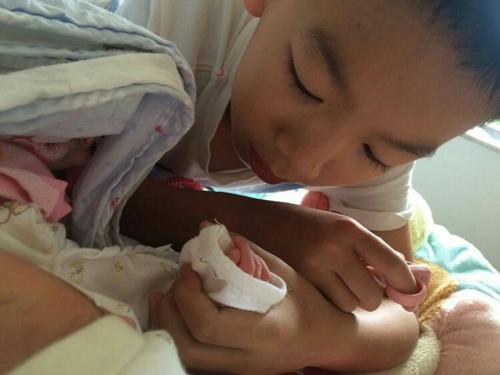 4岁儿子给妹妹换尿布,动作娴熟似奶爸,网友:我愿等他18年