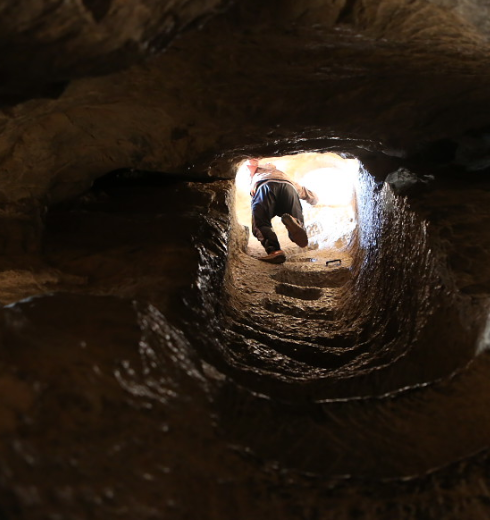 位于济南长清张夏镇东南的莲台山幽洞遍崖,洞多且奇,尤以王母洞最令人